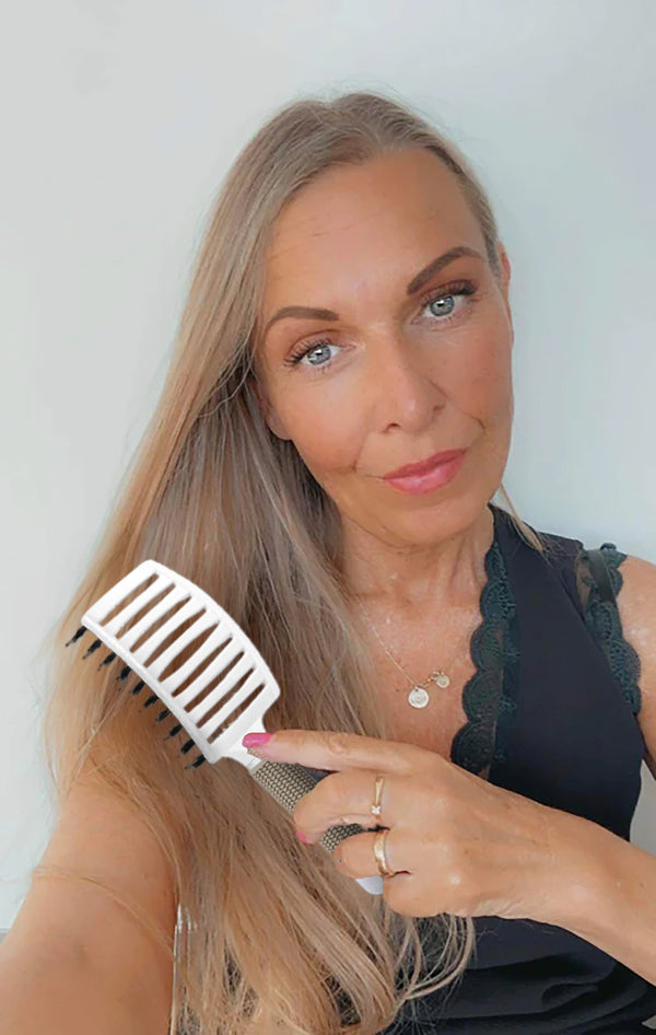 15,000+ girls love our paddle brush